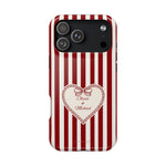 Funda personalizada a rayas — Diseño de corazón rojo y blanco (nombres personalizados)