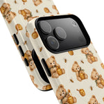 Honingknuffelbeer iPhone-hoesje — ontwerp met gele bij en honingpot met MagSafe