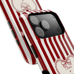 Funda personalizada a rayas — Diseño de corazón rojo y blanco (nombres personalizados)