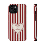 Funda personalizada a rayas — Diseño de corazón rojo y blanco (nombres personalizados)