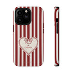 Funda personalizada a rayas — Diseño de corazón rojo y blanco (nombres personalizados)