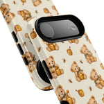 Honingknuffelbeer iPhone-hoesje — ontwerp met gele bij en honingpot met MagSafe
