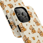Honingknuffelbeer iPhone-hoesje — ontwerp met gele bij en honingpot met MagSafe