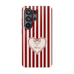 Funda personalizada a rayas — Diseño de corazón rojo y blanco (nombres personalizados)