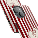 Funda personalizada a rayas — Diseño de corazón rojo y blanco (nombres personalizados)