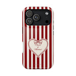 Funda personalizada a rayas — Diseño de corazón rojo y blanco (nombres personalizados)