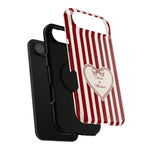 Funda personalizada a rayas — Diseño de corazón rojo y blanco (nombres personalizados)