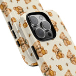 Honingknuffelbeer iPhone-hoesje — ontwerp met gele bij en honingpot met MagSafe